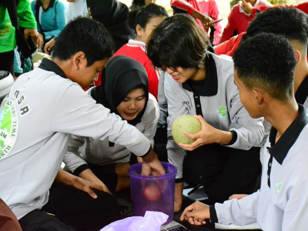 Dari Sampah Jadi Manfaat : 60 Kader Konservasi melakukan Praktik Eco Enzyme di Kampung Konservasi Yayorin