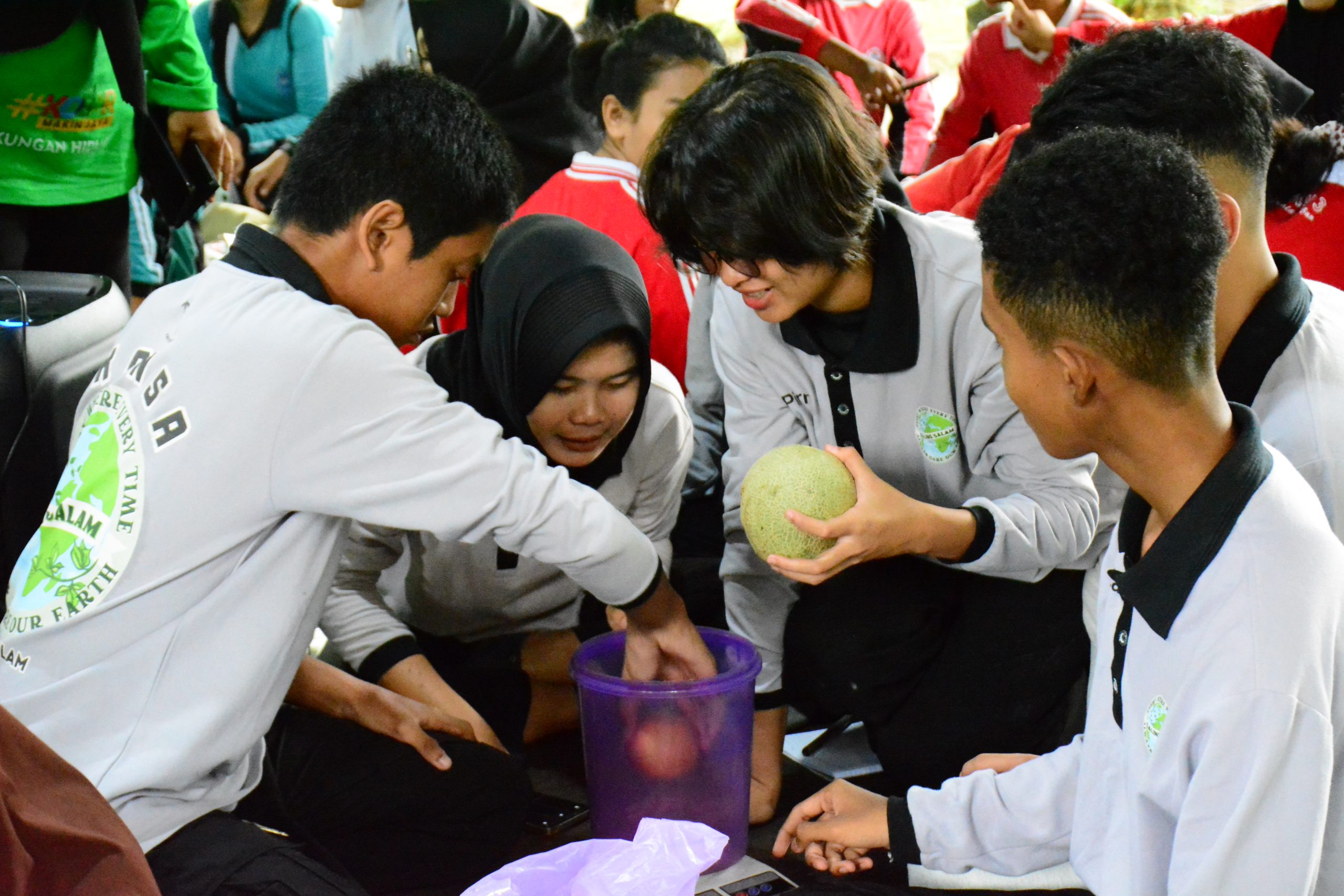 Dari Sampah Jadi Manfaat : 60 Kader Konservasi melakukan Praktik Eco Enzyme di Kampung Konservasi Yayorin